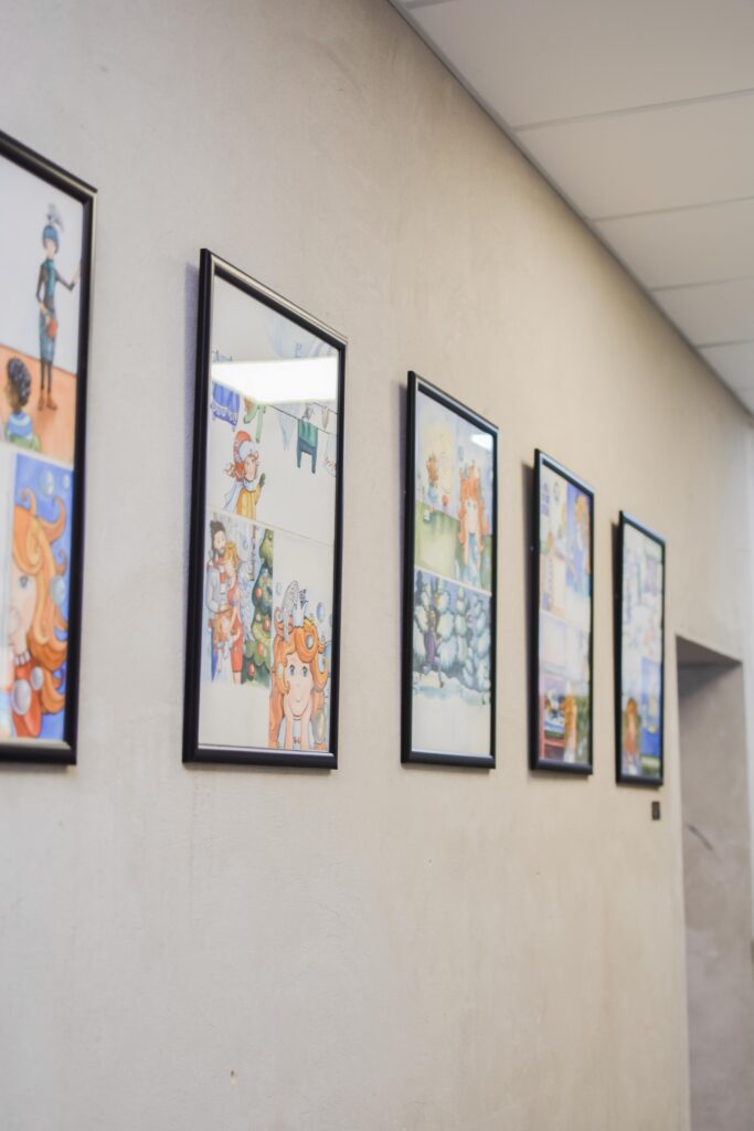 "Кожная карціна - гэта аўтапартрэт". У Гродне ўпершыню адкрылася выстава "буцінанак"