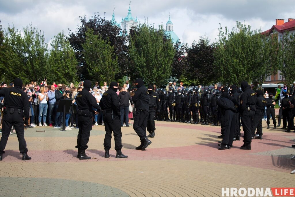 Сутки за флаг в лесу, надругательство над символикой и обвиняемый в розыске. Как прошла неделя в Гродно и области Акция протеста 6 сентября, за которую в июне 2021 года задержали 50-летнюю гродненку. Фото: Елена Ковальчук