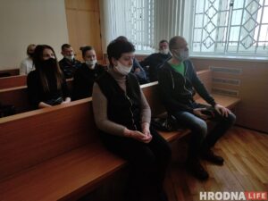 Алексей Лапа (справа) с мамой в зале суда. Фото: Елена Ковальчук