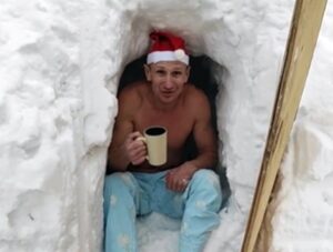 "Это не всегда холодно и страшно". Спасатель из Гродно показывает в TikTok веселое закаливание