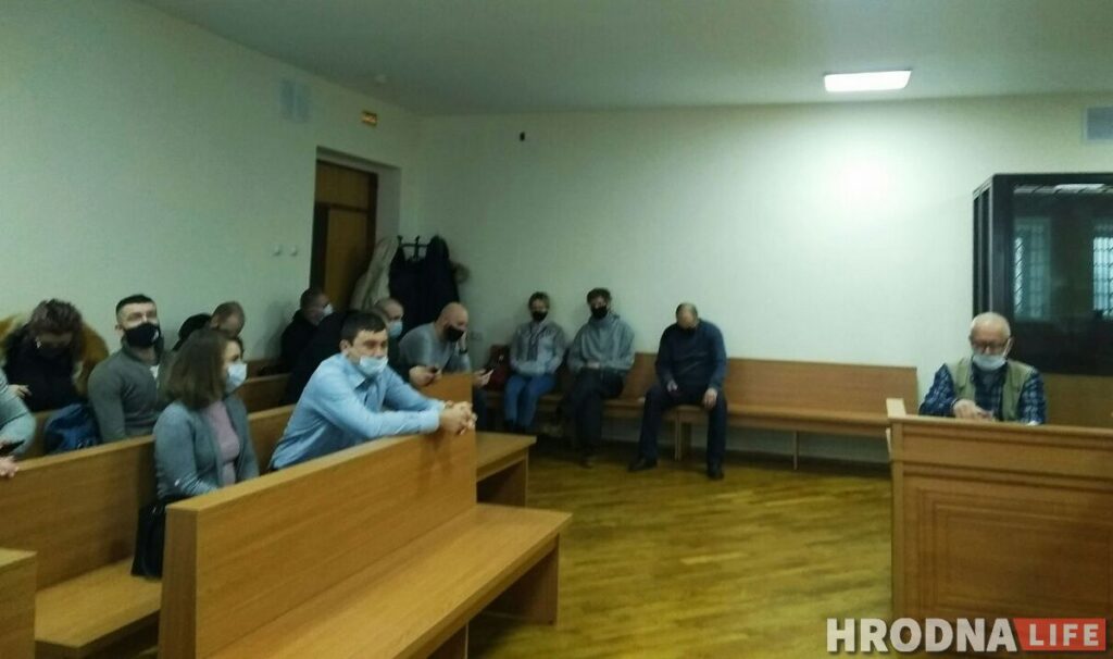 Уволенные рабочие "Гродно Азот" перед судебным заседанием 18 февраля