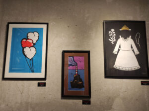 “Так нужно”. На выставке в Гродно сняли несколько картин из-за красно-белой расцветки Надя Бука. Картины «Fredom» и «Набор для лета 2020». Фото: Hrodna.life