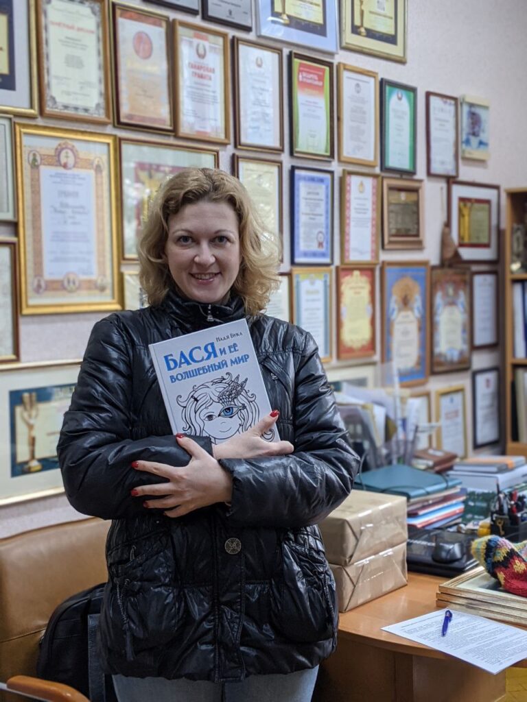 “Так нужно”. На выставке в Гродно сняли несколько картин из-за красно-белой расцветки