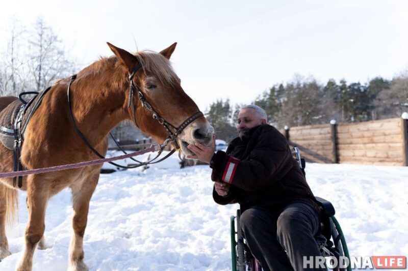 “Увидел лошадь и понял: хочу быть рядом всегда” Артур не слышит и не говорит, но смог найти общий язык с лошадьми и цветами