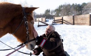 Артур Кунцевич мечтал погладить лошадь с 18 лет. Сейчас ему 56