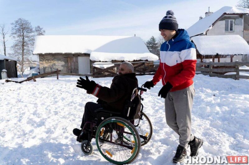 Артур Кунцевич и Виталий Мазука идут на встречу с лошадью Белкой. Фото: Елена Миронова . иппотерапия