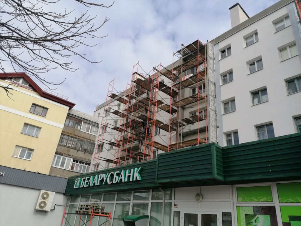 В Гродно упал балкон, а жильцы дома ничего не заметили