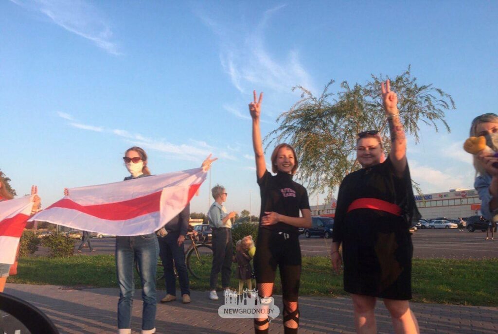 Гродзенку будуць судзіць за БЧБ-штору. Міліцыя палічыла дэкор пікетаваннем