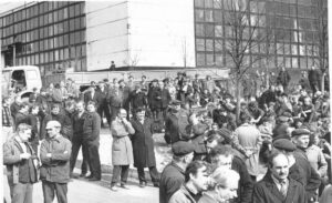 "Тогда была свобода". Как в 1991 году в Гродно рабочие устроили забастовку и добились своего Забастовка на заводе автоагрегатов в Гродно, апрель 1991. Фото из архива Анатолия Хацько