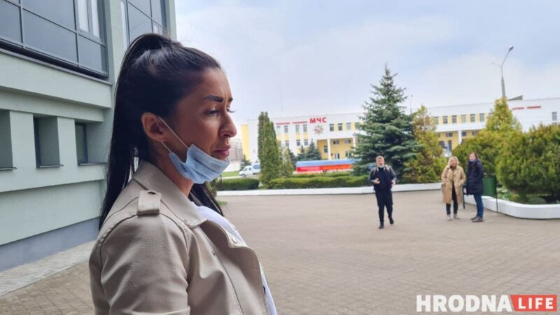 В деле только девушки. Гродненке дали 1,5 года домашней химии за оскорбление сотрудницы ОМОН