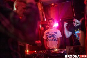 Танцы, винил и дреды: в баре "Quester" прошла первая вечеринка с диджеями