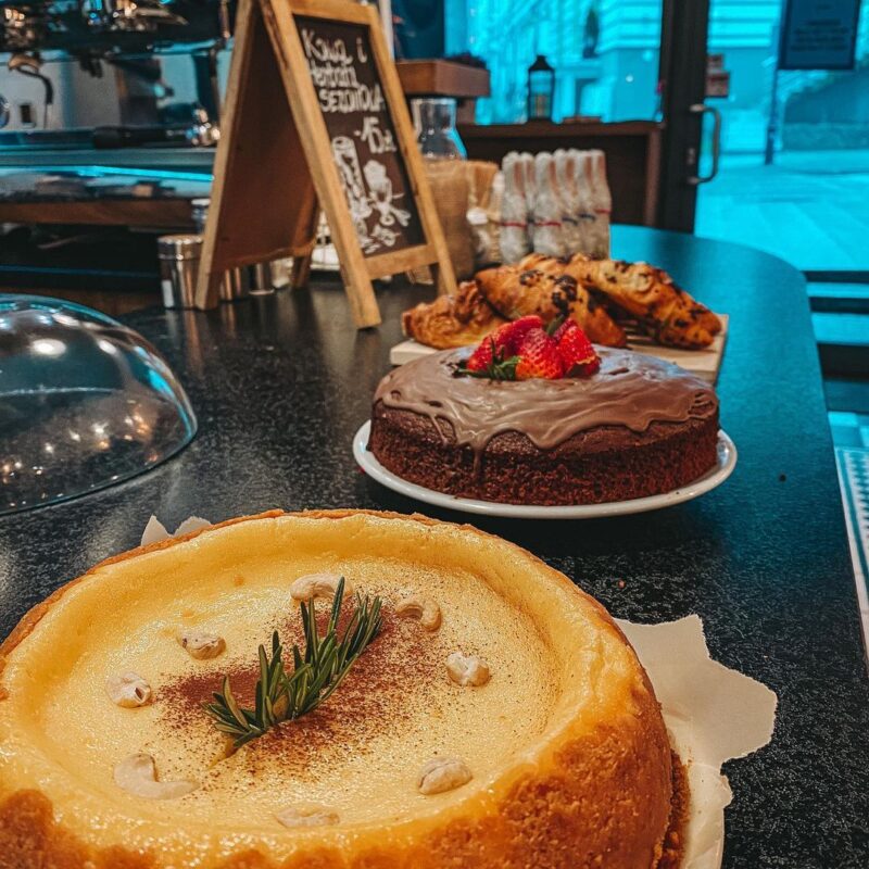 "Вложили всего $5000". Беларусы открыли в Белостоке кофейню: зерна обжаривают украинцы, а с выпечкой помогает теща