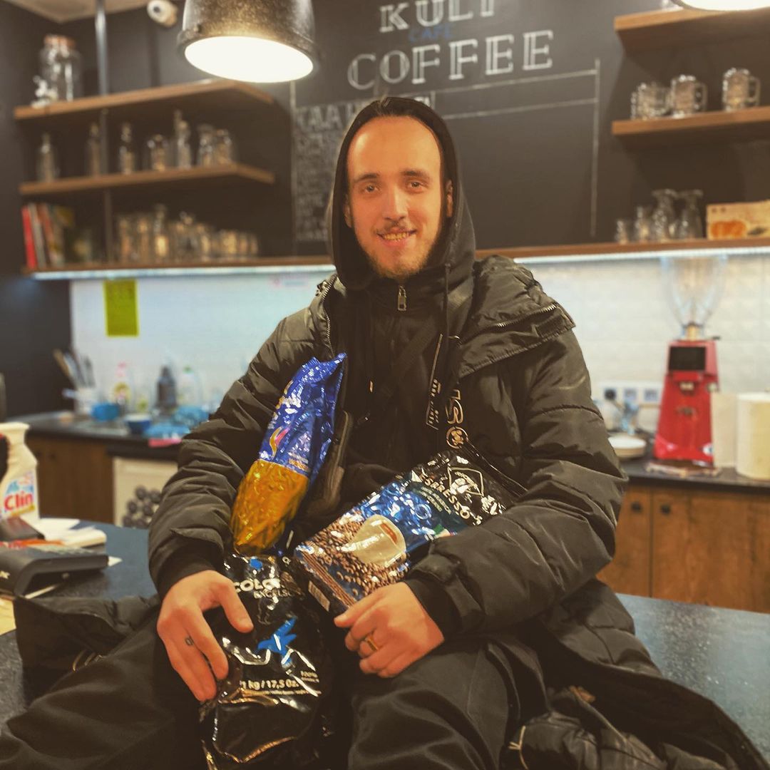 "Вложили всего $5000". Беларусы открыли в Белостоке кофейню: зерна обжаривают украинцы, а с выпечкой помогает теща