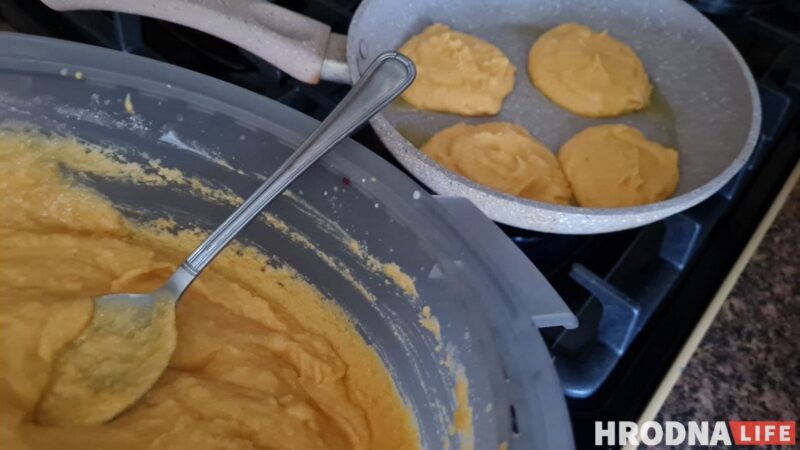 Готовь быстро, ешь медленно. Панкейки из тыквы и ягодный смузи для воскресного завтрака