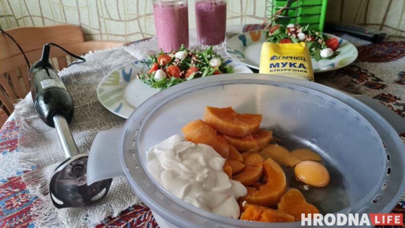 Готовь быстро, ешь медленно. Панкейки из тыквы и ягодный смузи для воскресного завтрака