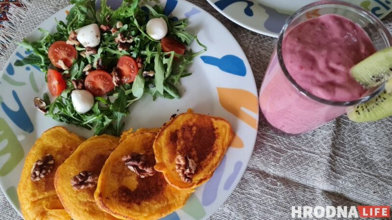 Готовь быстро, ешь медленно. Панкейки из тыквы и ягодный смузи для воскресного завтрака
