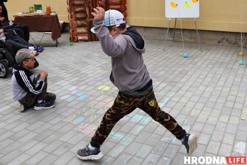 "Наступным будзе Папа Рымскі". Як працуе Гродзенскі дзіцячы хоспіс, за які перажывае Анджэліна Джалі