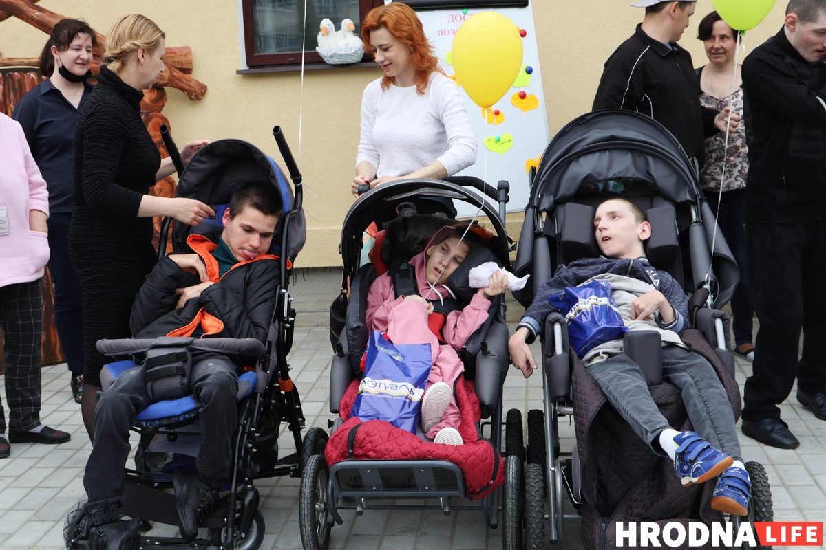 "Наступным будзе Папа Рымскі". Як працуе Гродзенскі дзіцячы хоспіс, за які перажывае Анджэліна Джалі