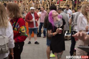 Колоски, диджеи и "водопой". В дворике на Мостовой открыли сезон летних вечеринок