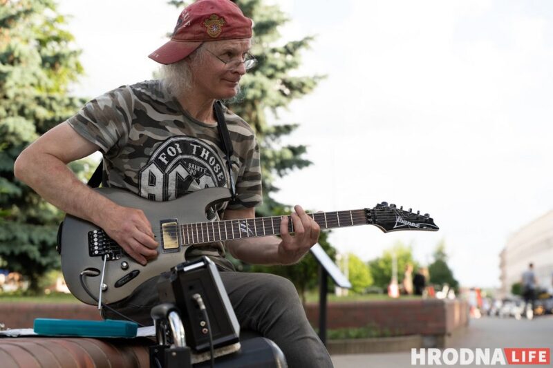 Любит рок, джаз и Гродно. Уличный музыкант нашел "идеальную культуру" и хочет здесь остаться Любит рок, джаз и Гродно. Уличный музыкант нашел "идеальную культуру" и хочет здесь остаться