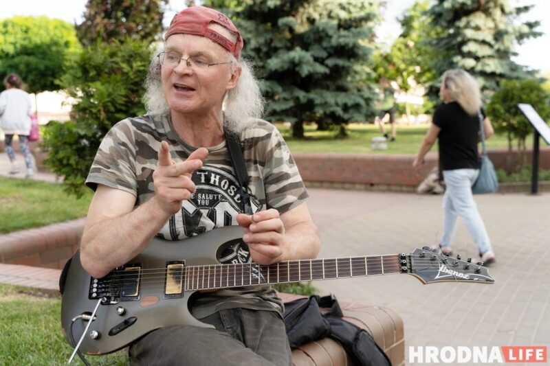 Любит рок, джаз и Гродно. Уличный музыкант нашел "идеальную культуру" и хочет здесь остаться