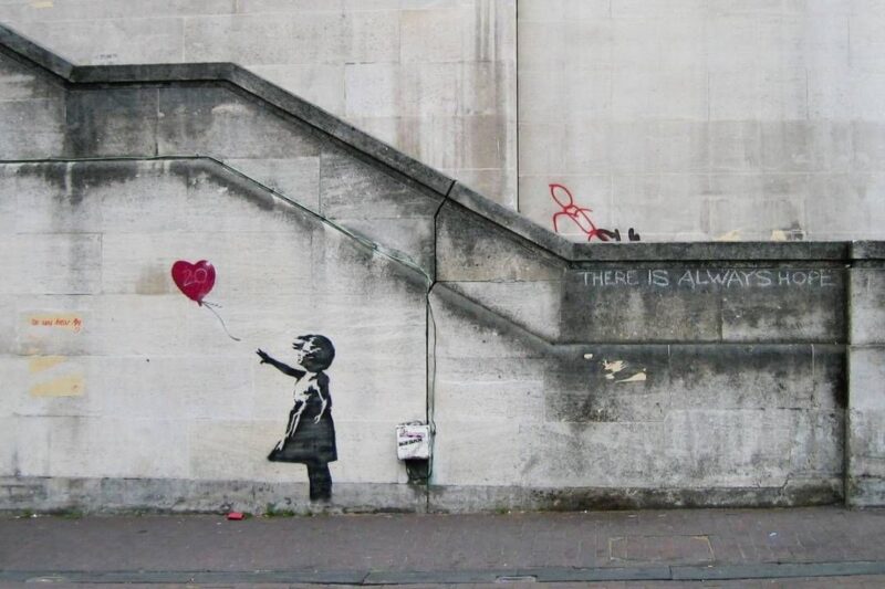 "Хірург ходнікаў" ці "свой Бэнксі"? Невядомы майстар у Гродне стварае стрыт-арт пад нагамі