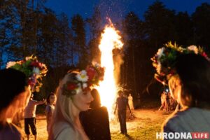 Ночной костёр, танцы и "папараць-кветка". Под Гродно ещё раз отпраздновали Купалье