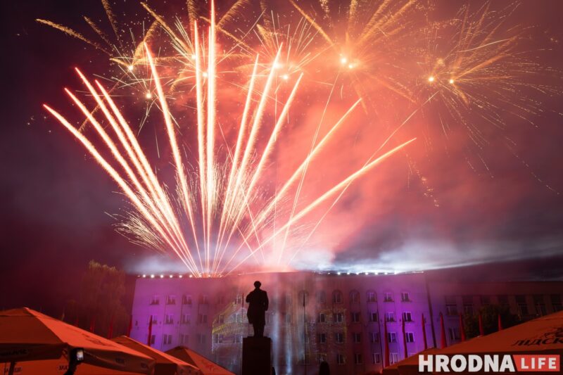 Салют Дня Независимости в Гродно: красно-зеленые цвета и лазерные флаги (фото)