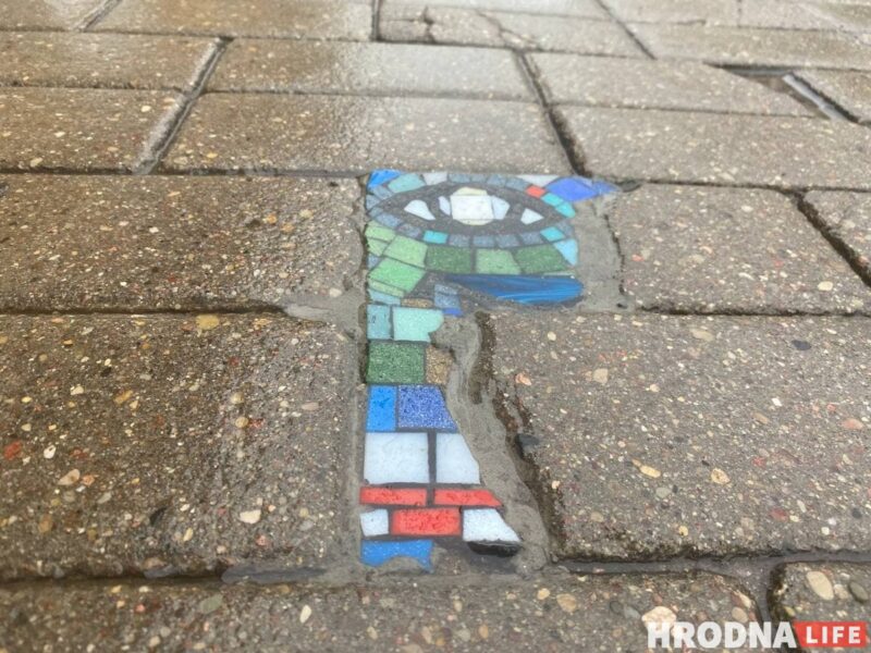 "Хірург ходнікаў" ці "свой Бэнксі"? Невядомы майстар у Гродне стварае стрыт-арт пад нагамі