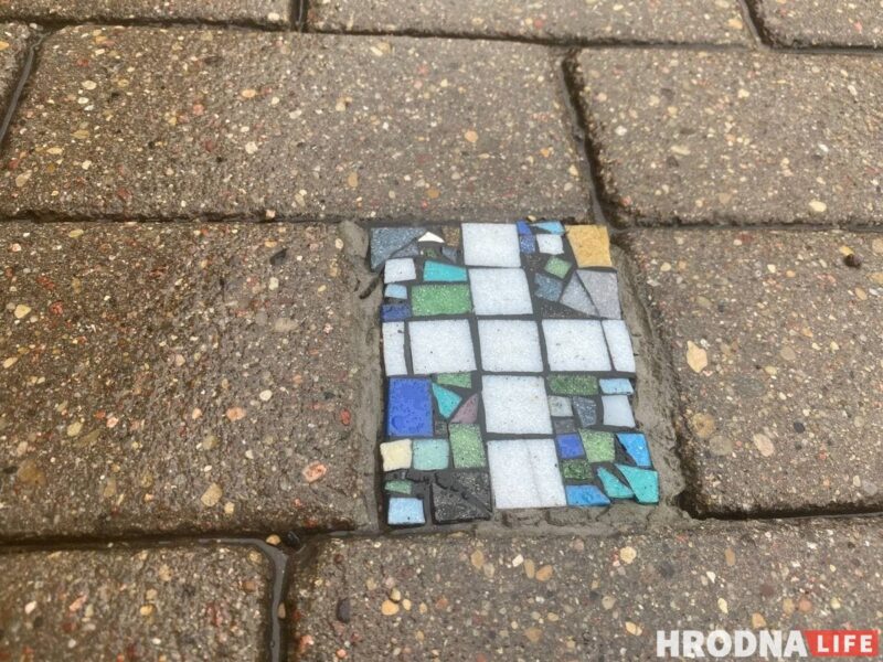 "Хірург ходнікаў" ці "свой Бэнксі"? Невядомы майстар у Гродне стварае стрыт-арт пад нагамі