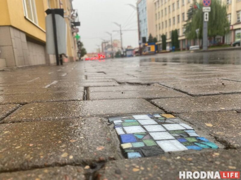 "Хірург ходнікаў" ці "свой Бэнксі"? Невядомы майстар у Гродне стварае стрыт-арт пад нагамі