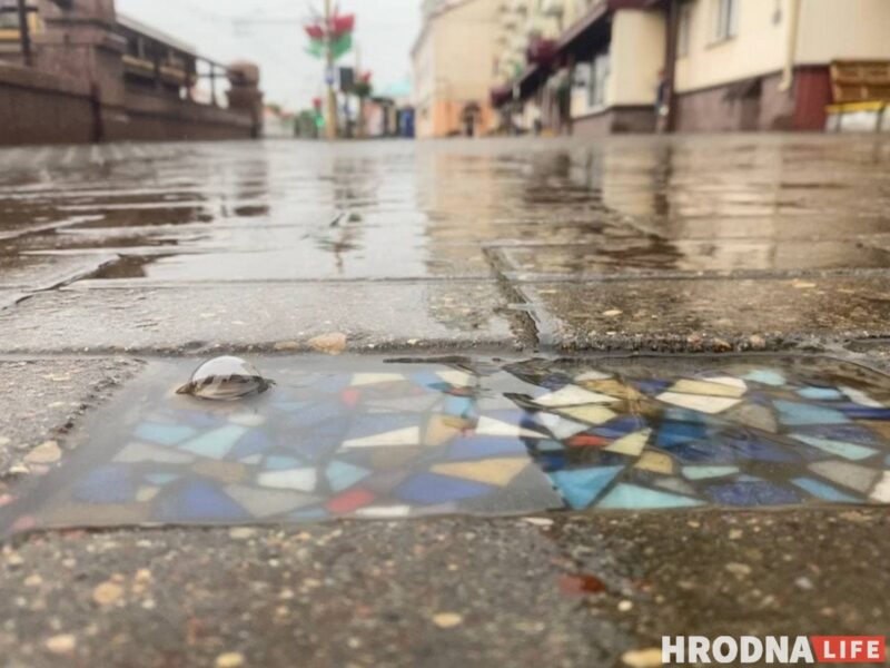 "Хірург ходнікаў" ці "свой Бэнксі"? Невядомы майстар у Гродне стварае стрыт-арт пад нагамі