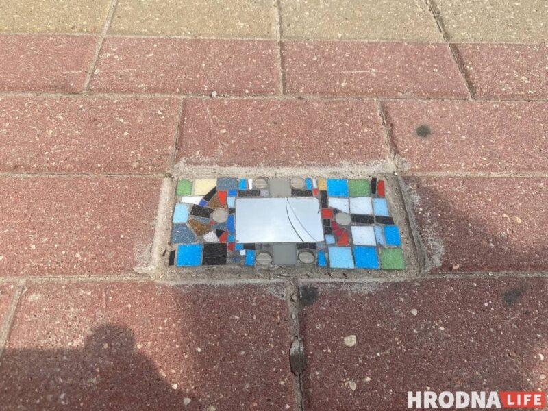 "Хірург ходнікаў" ці "свой Бэнксі"? Невядомы майстар у Гродне стварае стрыт-арт пад нагамі