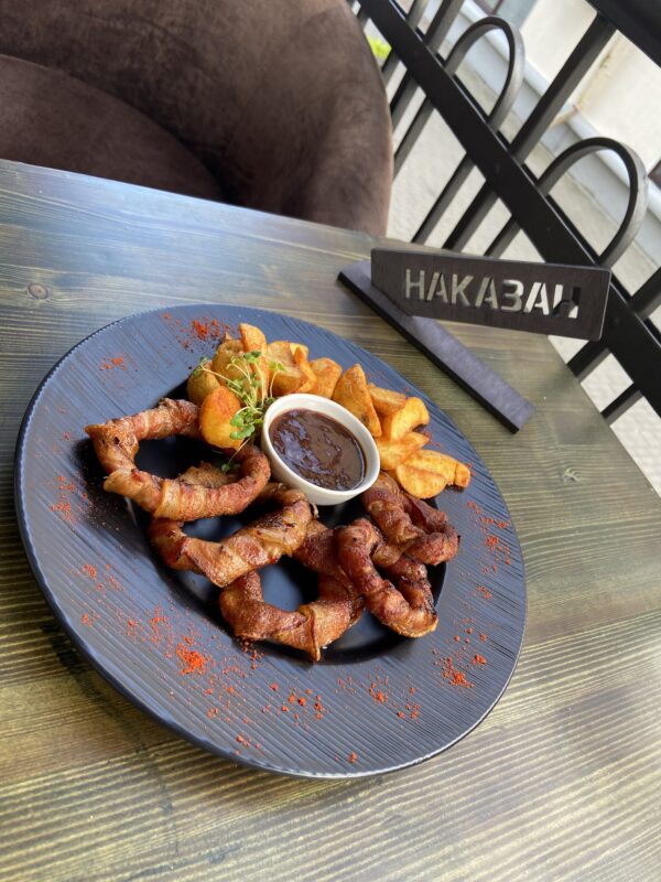 Техасское BBQ и живая музыка. В Гродно открылся новый гастро-паб «Пятница»