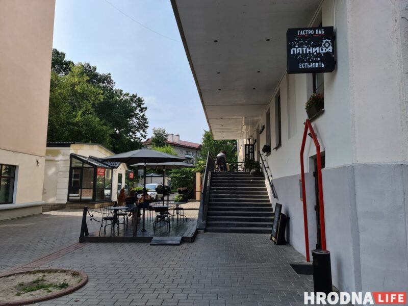 Техасское BBQ и живая музыка. В Гродно открылся новый гастро-паб «Пятница»