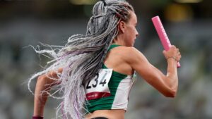 Александра Хильманович на эстафете 4 по 400 на Олимпиаде в Токио. Фото: AP Photo/Petr David Josek