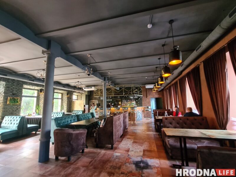 Техасское BBQ и живая музыка. В Гродно открылся новый гастро-паб «Пятница»