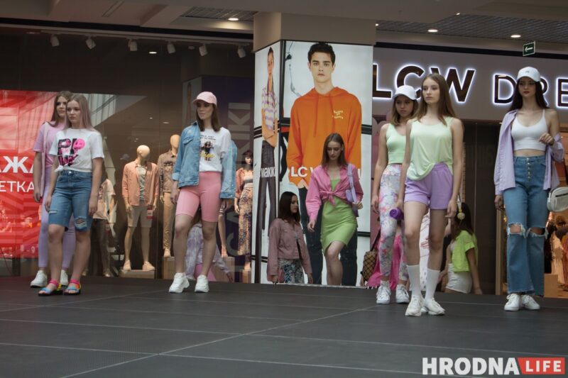 Для школы - афіцыйны стыль, для дома - піжама. У Гродне паказалі модныя лукі для падлеткаў да пачатку восеньскага сезона