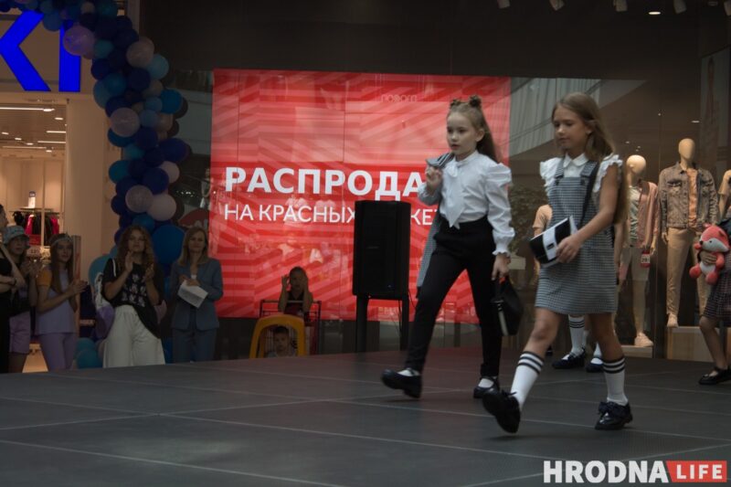 Для школы - афіцыйны стыль, для дома - піжама. У Гродне паказалі модныя лукі для падлеткаў да пачатку восеньскага сезона