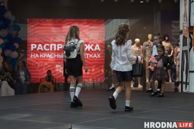 Для школы - афіцыйны стыль, для дома - піжама. У Гродне паказалі модныя лукі для падлеткаў да пачатку восеньскага сезона