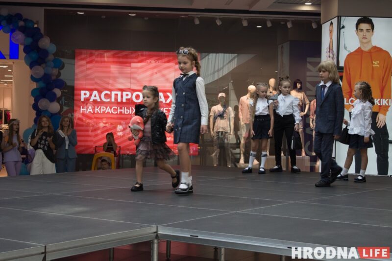 Для школы - афіцыйны стыль, для дома - піжама. У Гродне паказалі модныя лукі для падлеткаў да пачатку восеньскага сезона