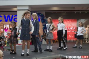 Для школы - деловой стиль, для дома - пижама. В Гродно показали модные луки для подростков к началу осеннего сезона