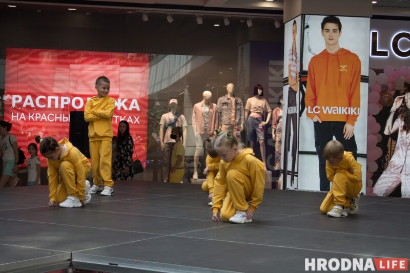 Для школы - афіцыйны стыль, для дома - піжама. У Гродне паказалі модныя лукі для падлеткаў да пачатку восеньскага сезона