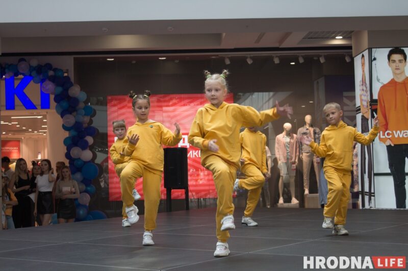 Для школы - афіцыйны стыль, для дома - піжама. У Гродне паказалі модныя лукі для падлеткаў да пачатку восеньскага сезона