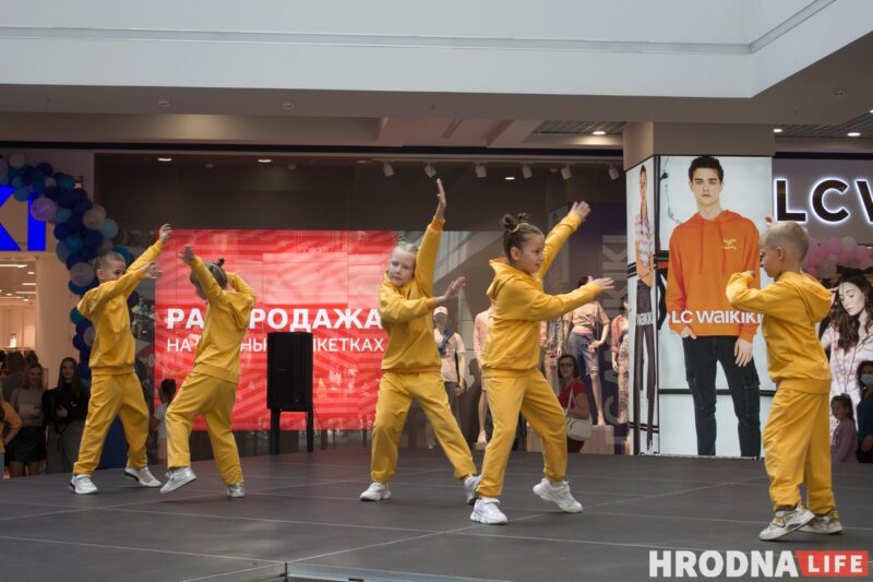 Для школы - афіцыйны стыль, для дома - піжама. У Гродне паказалі модныя лукі для падлеткаў да пачатку восеньскага сезона