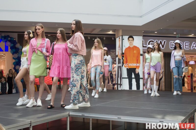 Для школы - афіцыйны стыль, для дома - піжама. У Гродне паказалі модныя лукі для падлеткаў да пачатку восеньскага сезона