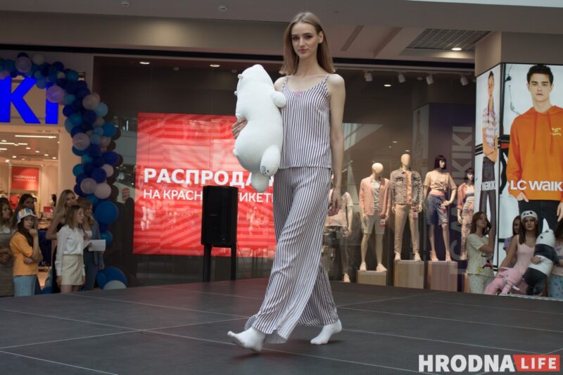 Для школы - афіцыйны стыль, для дома - піжама. У Гродне паказалі модныя лукі для падлеткаў да пачатку восеньскага сезона