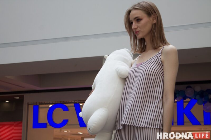Для школы - афіцыйны стыль, для дома - піжама. У Гродне паказалі модныя лукі для падлеткаў да пачатку восеньскага сезона