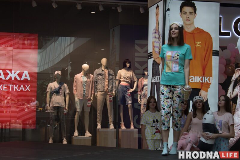 Для школы - афіцыйны стыль, для дома - піжама. У Гродне паказалі модныя лукі для падлеткаў да пачатку восеньскага сезона