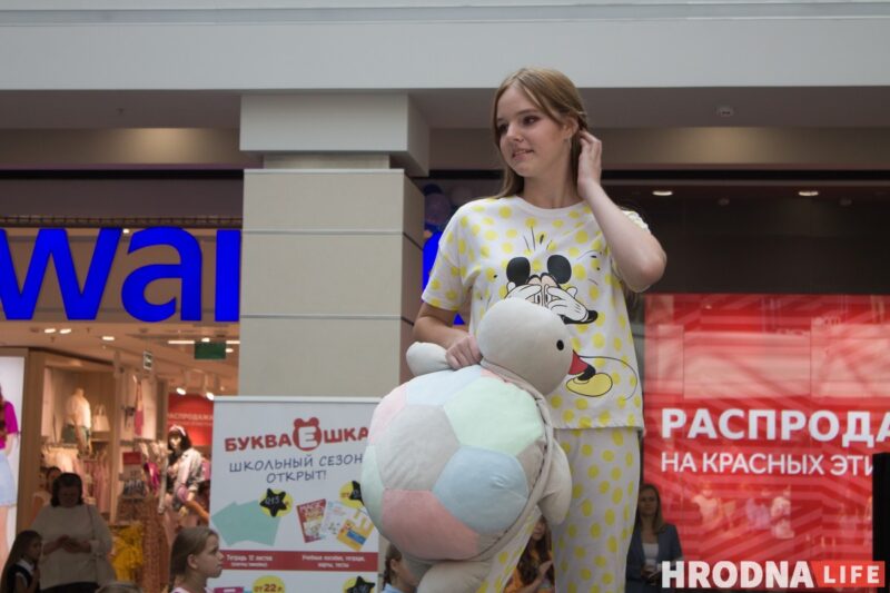 Для школы - афіцыйны стыль, для дома - піжама. У Гродне паказалі модныя лукі для падлеткаў да пачатку восеньскага сезона